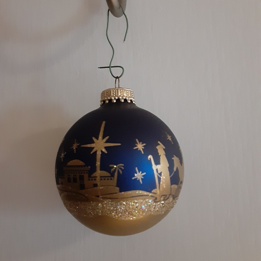 CHRISTMAS  BALL WITH SCENE  GOING TO THE BIRTH